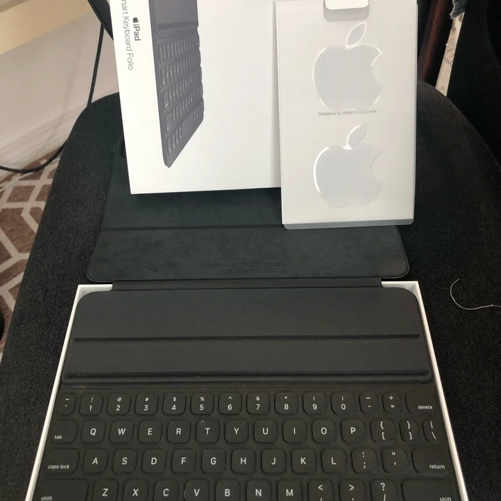 Apple Keyboard Folio for IPAD 11 , minimal use , opened box, Actual pictures